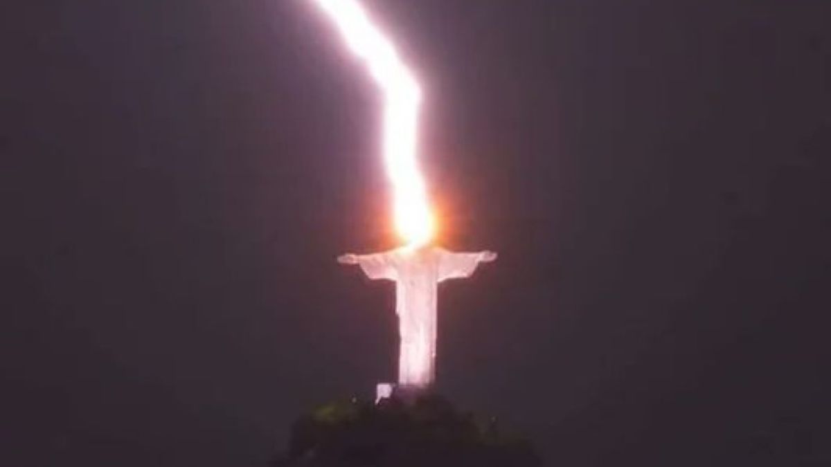 Passion Of The Christ Struck By Lightning Christ The Redeemer Hit By Lightning, Stunning Image Goes Viral